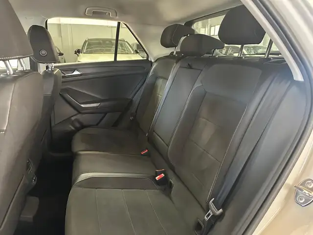 Volkswagen T-Roc view 14