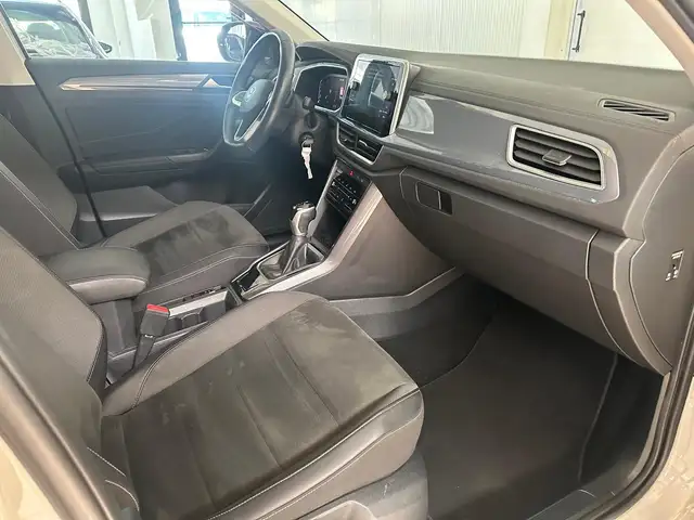 Volkswagen T-Roc view 12