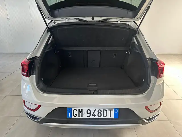 Volkswagen T-Roc view 5