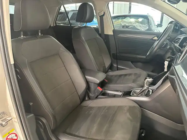 Volkswagen T-Roc view 13