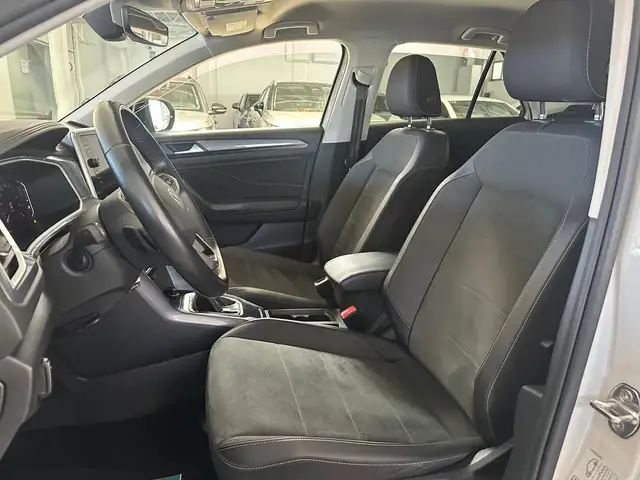 Volkswagen T-Roc view 11