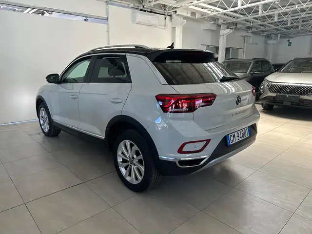 Volkswagen T-Roc view 3