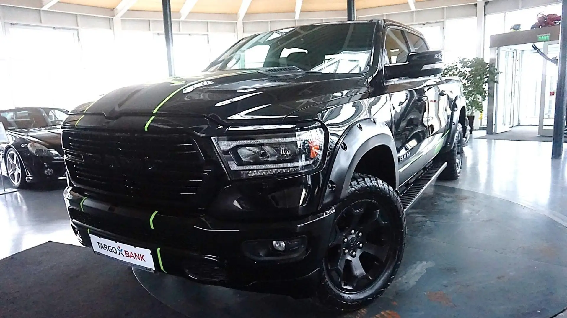 Dodge RAM 1500 HEMI 5.7l Crew-Cab*4x4*Navi*Alu20*AHK Schwarz - 1