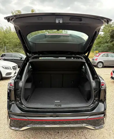 Volkswagen Tiguan view 13