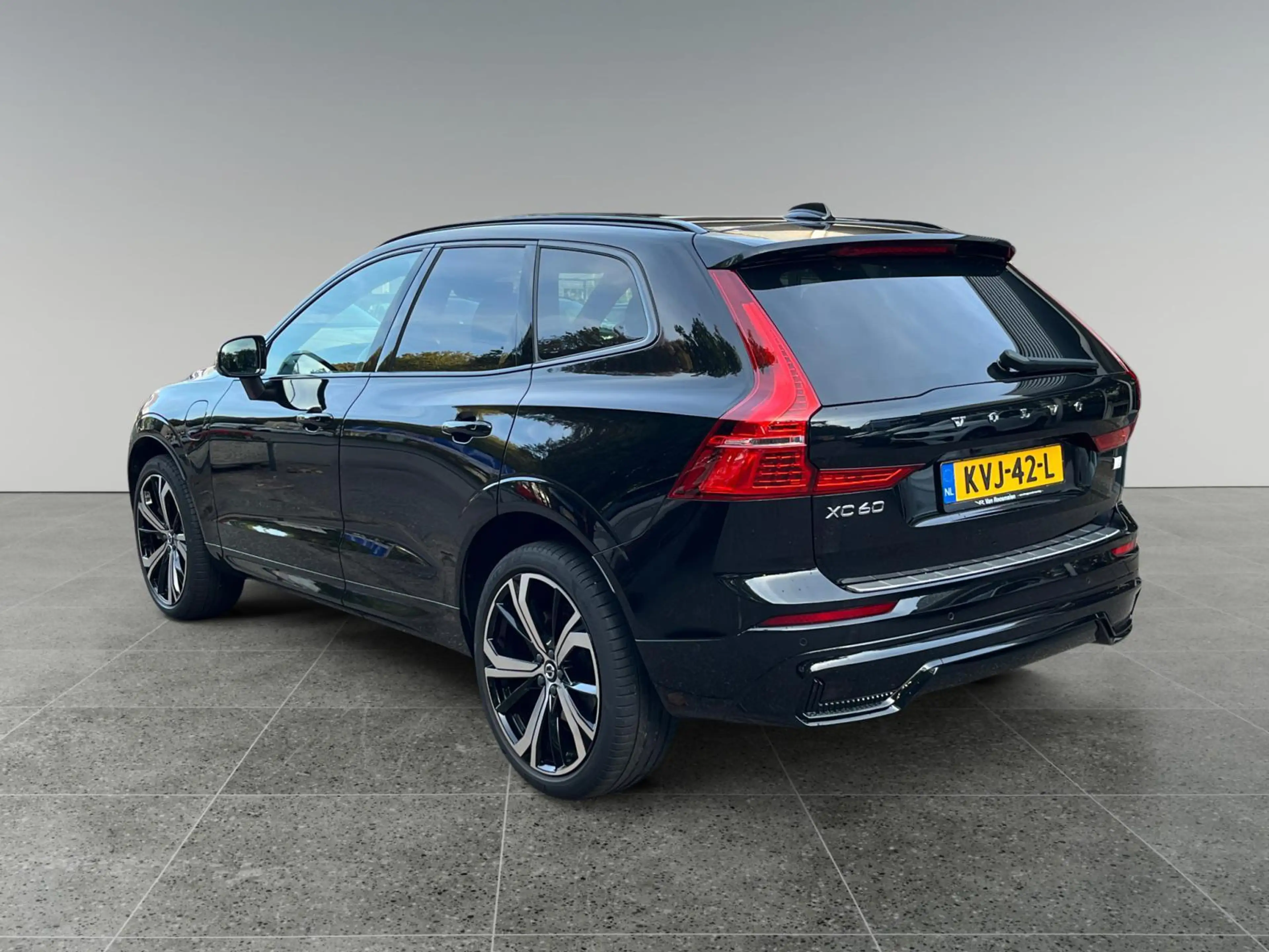 Volvo XC60 2.0 T6 Plug-in hybrid AWD Plus Dark | Trekhaak | P — photo 3