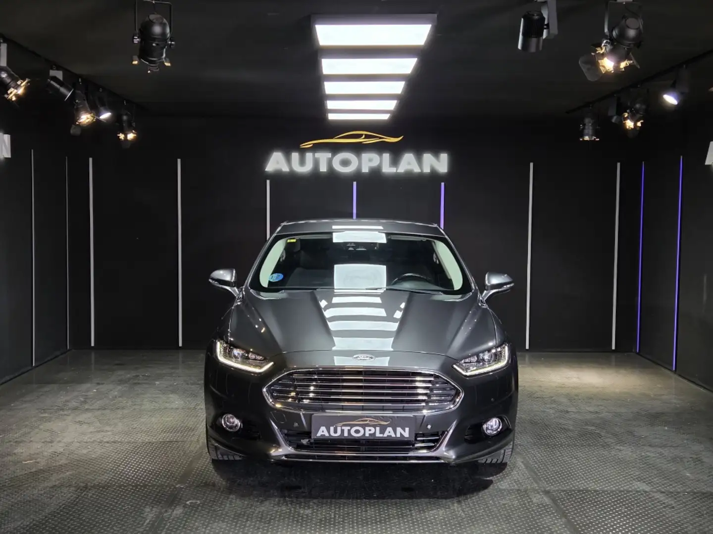 Ford Mondeo Sedán 2.0 HEV Titanium Grau - 2