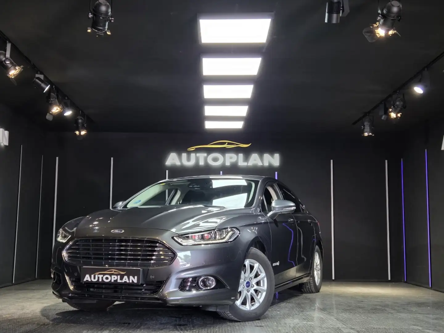 Ford Mondeo Sedán 2.0 HEV Titanium Grau - 1