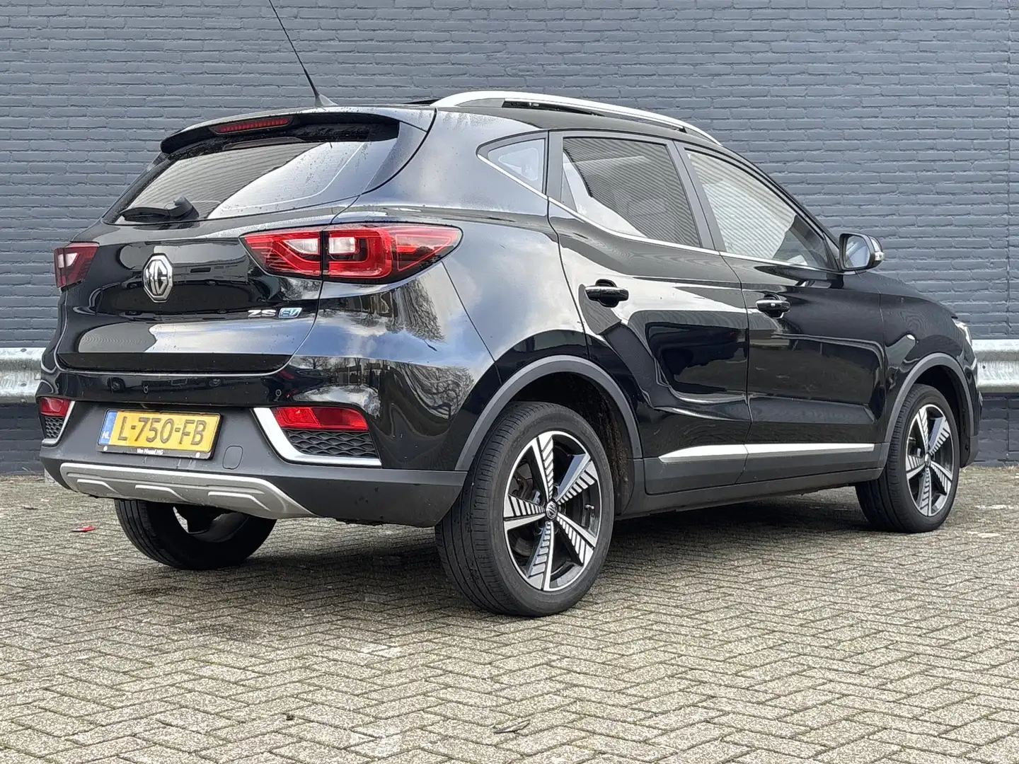 MG ZS MG EV Luxury 45 kWh € 8.800 NETTO | Leder | Pano | Zwart - 2