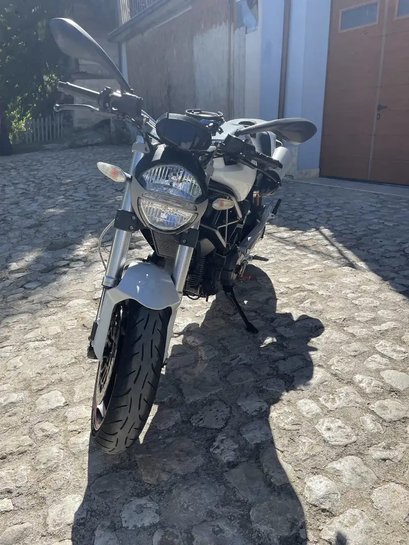 Ducati Monster 696 Plus - 1