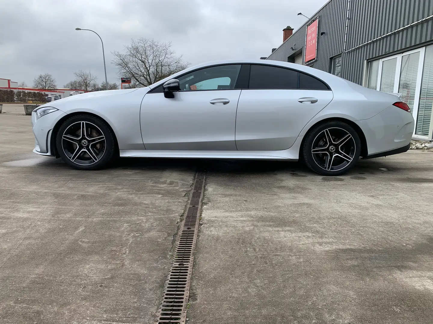 Mercedes-Benz CLS 300 d/AMG/OPEN DAK/360°CAMERA/FULL LED/CAR PLAY Argintiu - 2