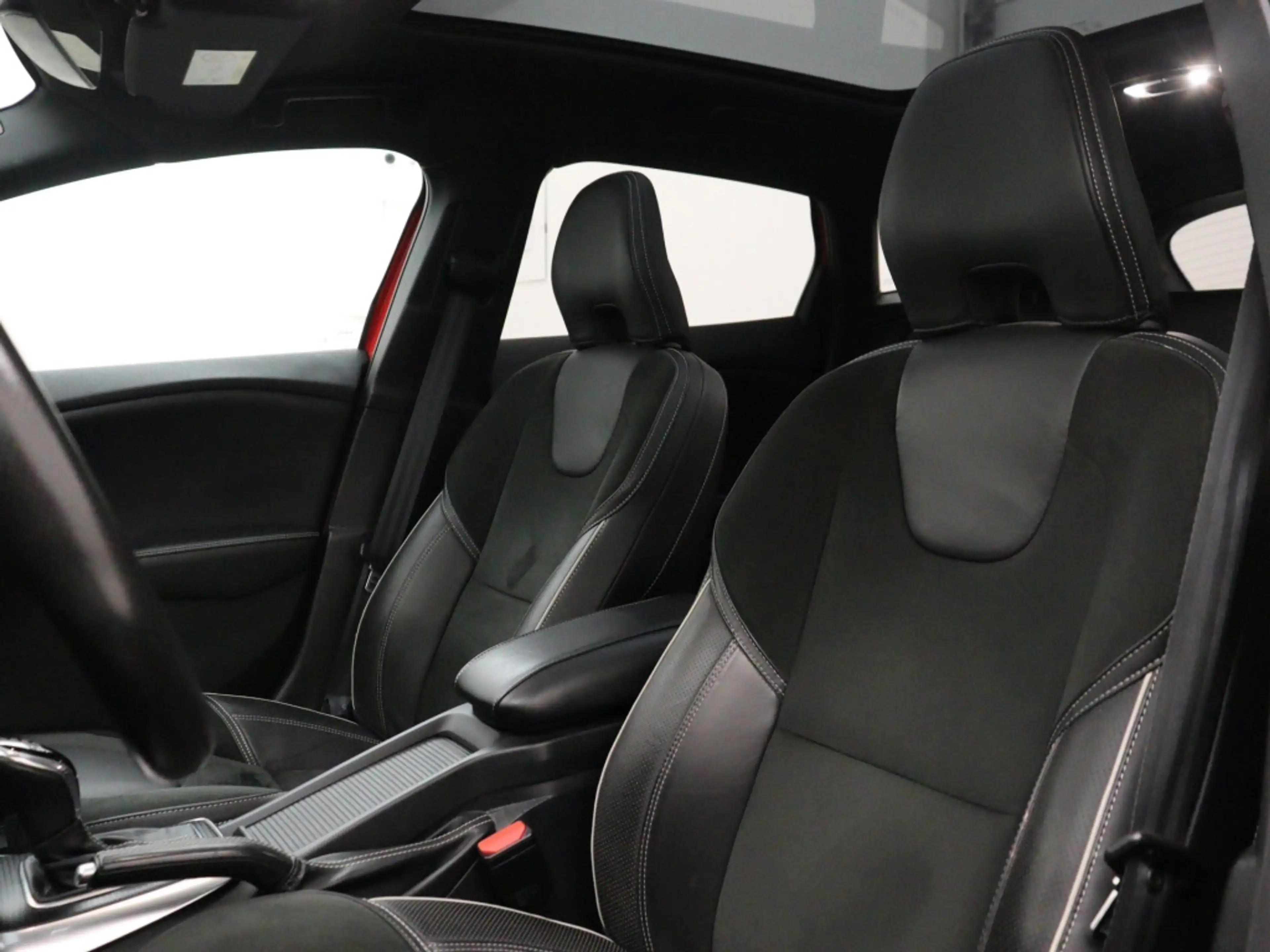 Volvo V40 T3 AUT(6) POLAR+ SPORT PANORAMADAK LEDER HARMAN KA — photo 13