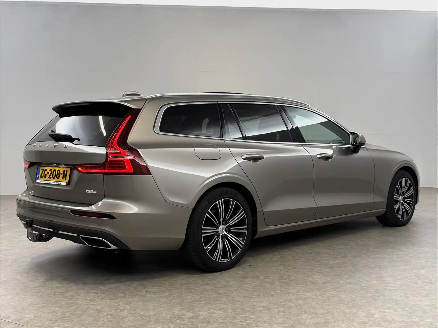 Volvo V60 2.0 T8 Twin Engine AWD Inscription 304PK Pano Harm Beige - 2