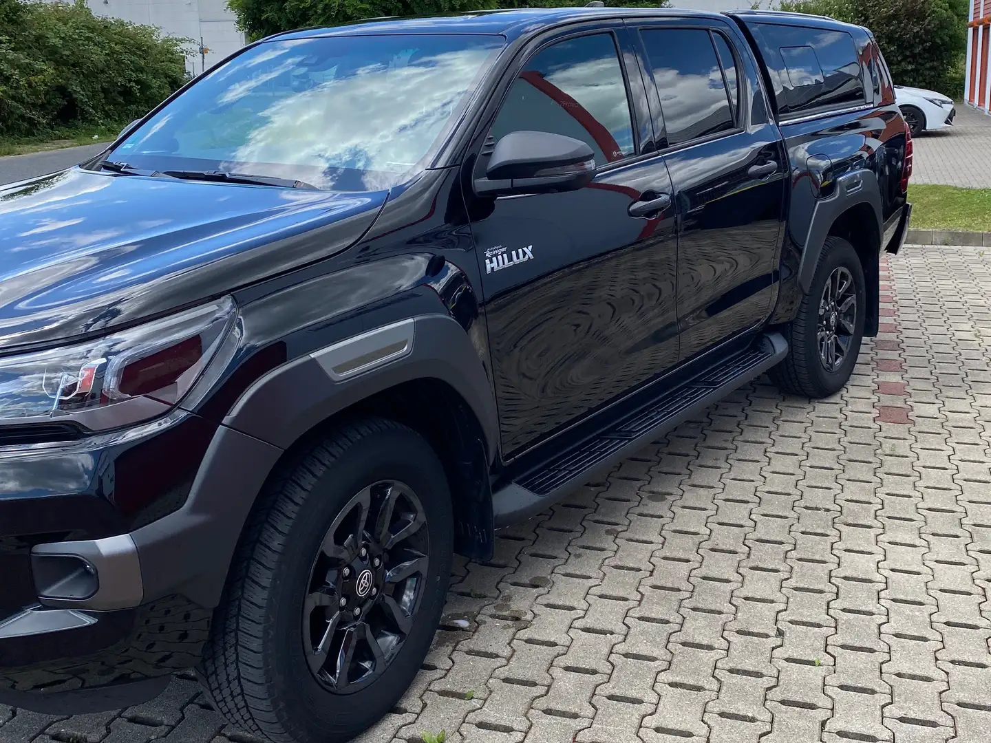 Toyota Hilux HiLux D-4D 4x4 Double Cab Autm. Invincible Zwart - 2