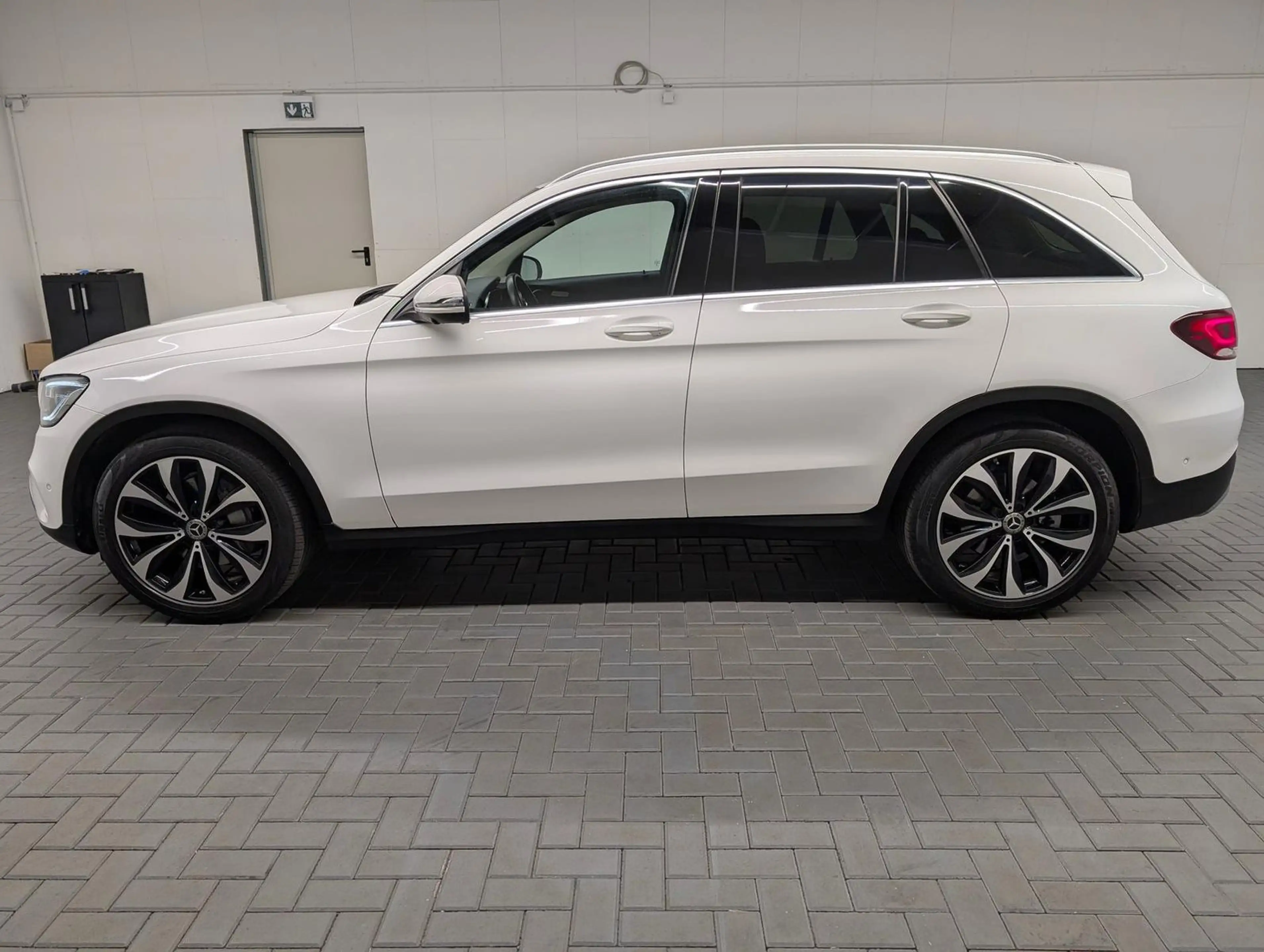 Mercedes-Benz GLC 300 4Matic Multibeam/Navi/AHK/SHZ/360°/20-LM — photo 2