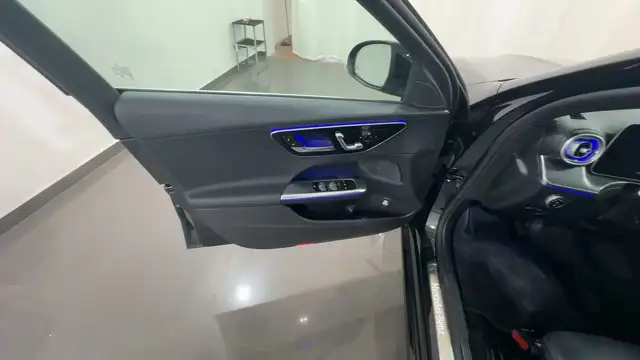 Mercedes-Benz C-Class view 11