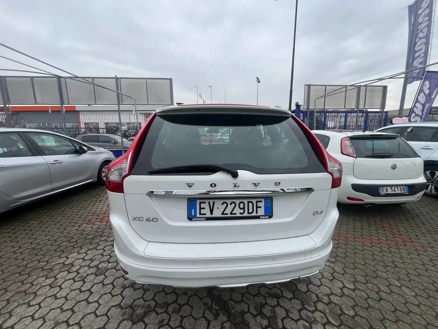 Volvo XC60 XC60 2.0 d4 Momentum 181cv Bianco - 2