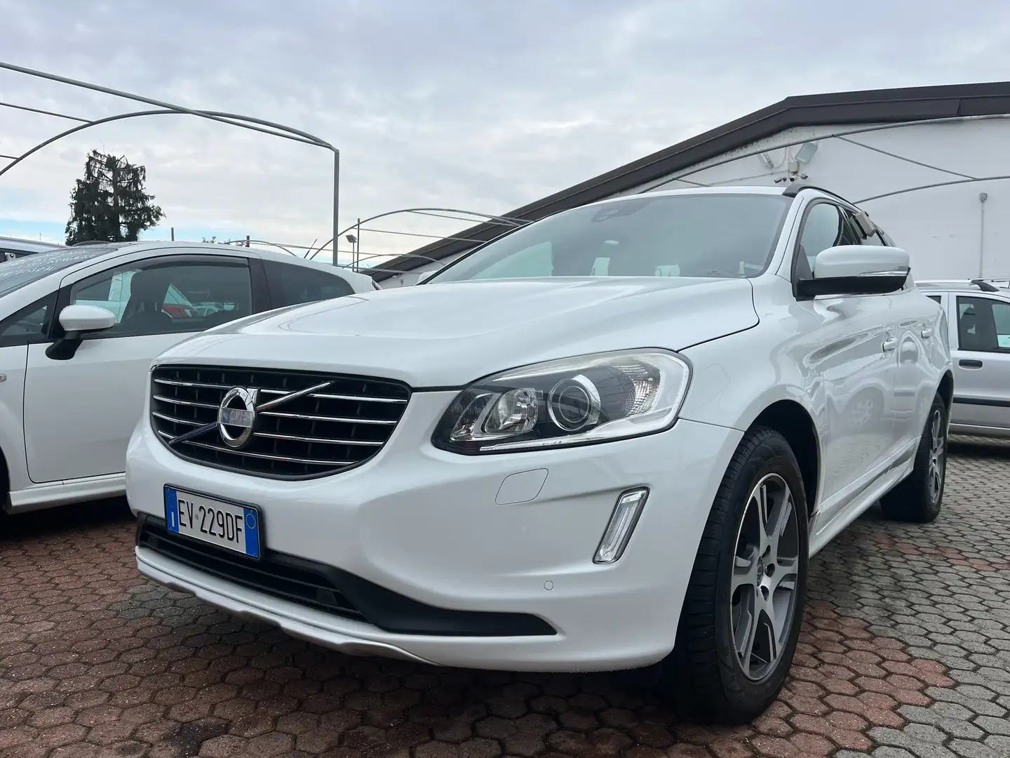 Volvo XC60 XC60 2.0 d4 Momentum 181cv Bianco - 1
