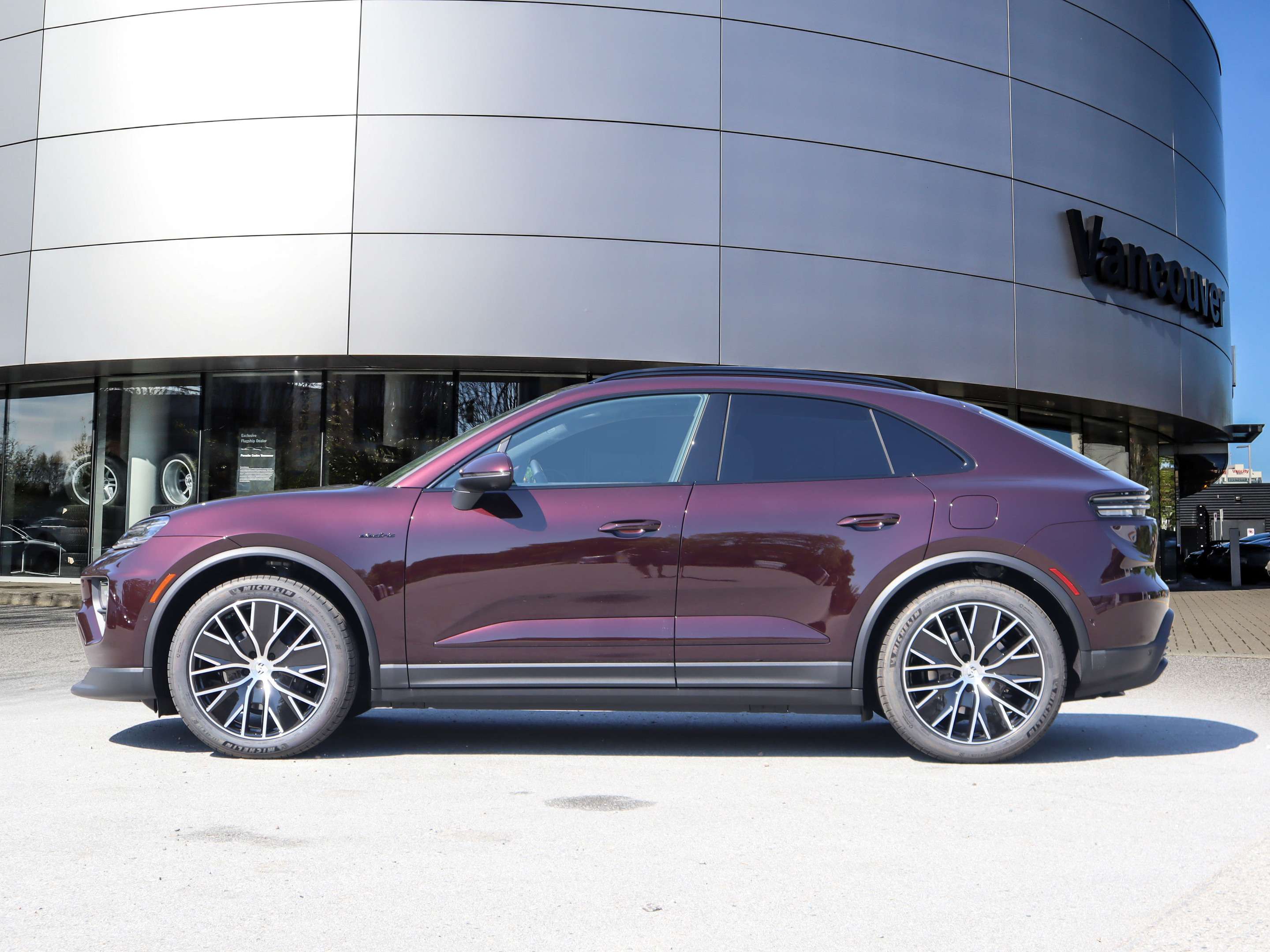 2025 Porsche Macan Electric 4 AWD alt 2