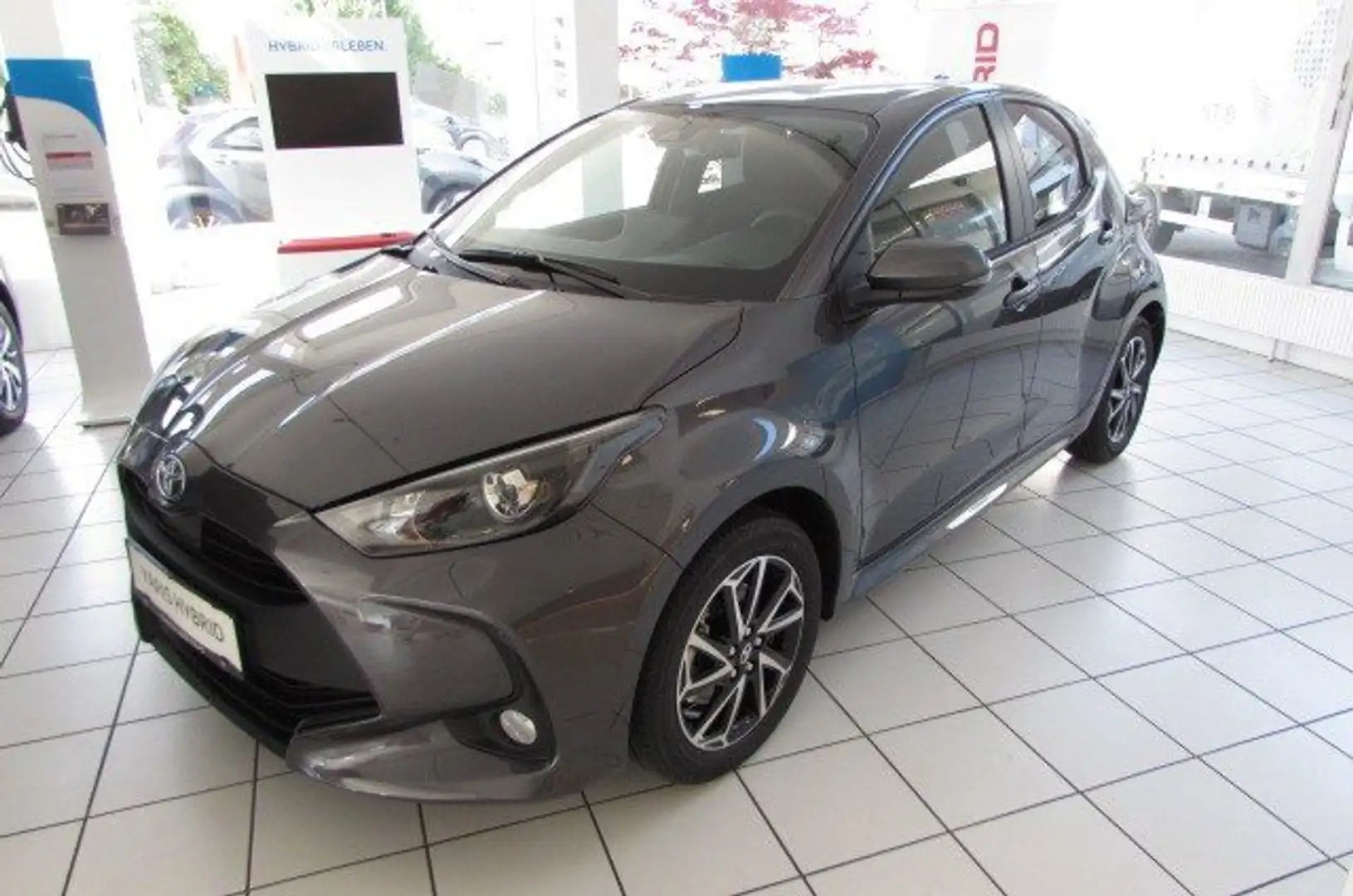 Toyota Yaris 1,5 Hybrid Active Drive AKTION! Grau - 2