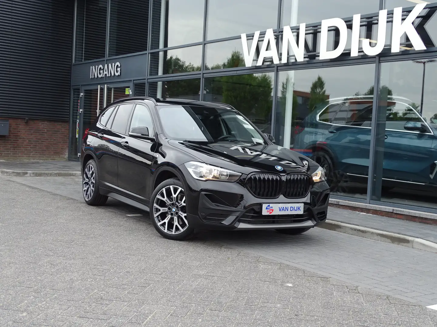 BMW X1 xDrive25e Afn.Trekhaak Leder Navigatie Sportstuur Zwart - 1