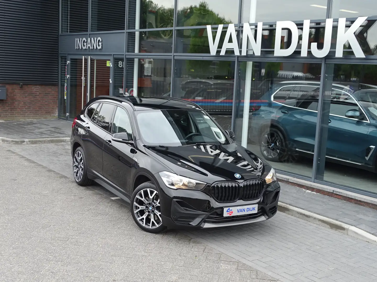 BMW X1 xDrive25e Afn.Trekhaak Leder Navigatie Sportstuur Zwart - 2