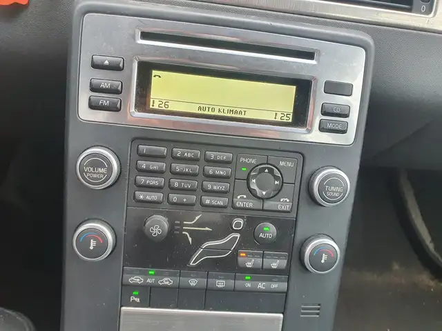 Volvo V70 view 11