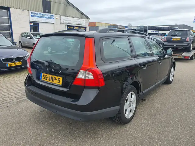 Volvo V70 view 3
