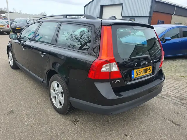 Volvo V70 view 4