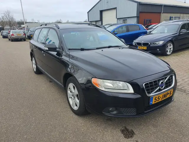 Volvo V70 view 2