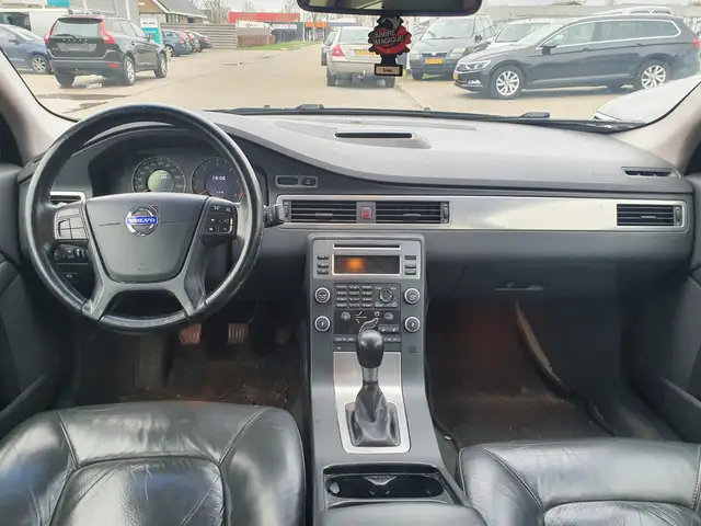 Volvo V70 view 6