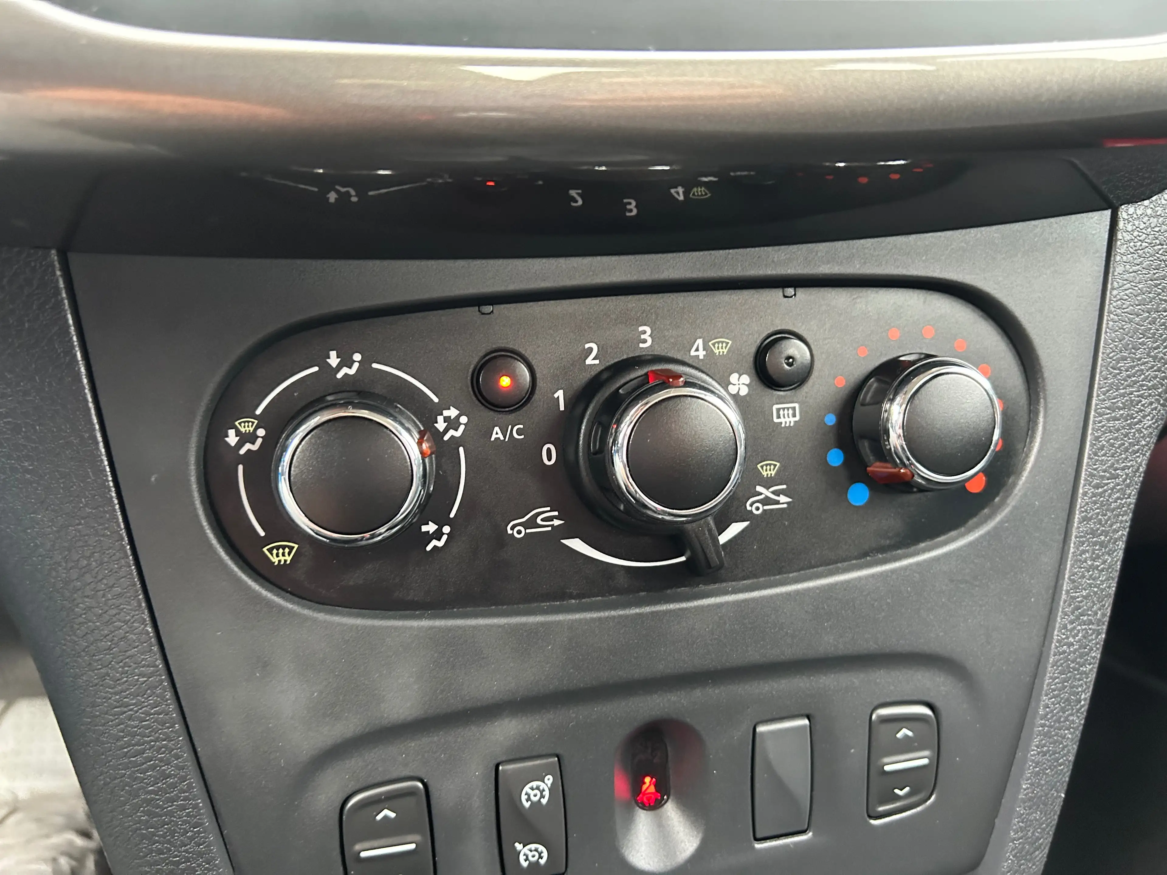 Dacia Logan 1.2i*1er PROP*GPS*AIRCO*ATTACHE REMORQUE* — photo 14
