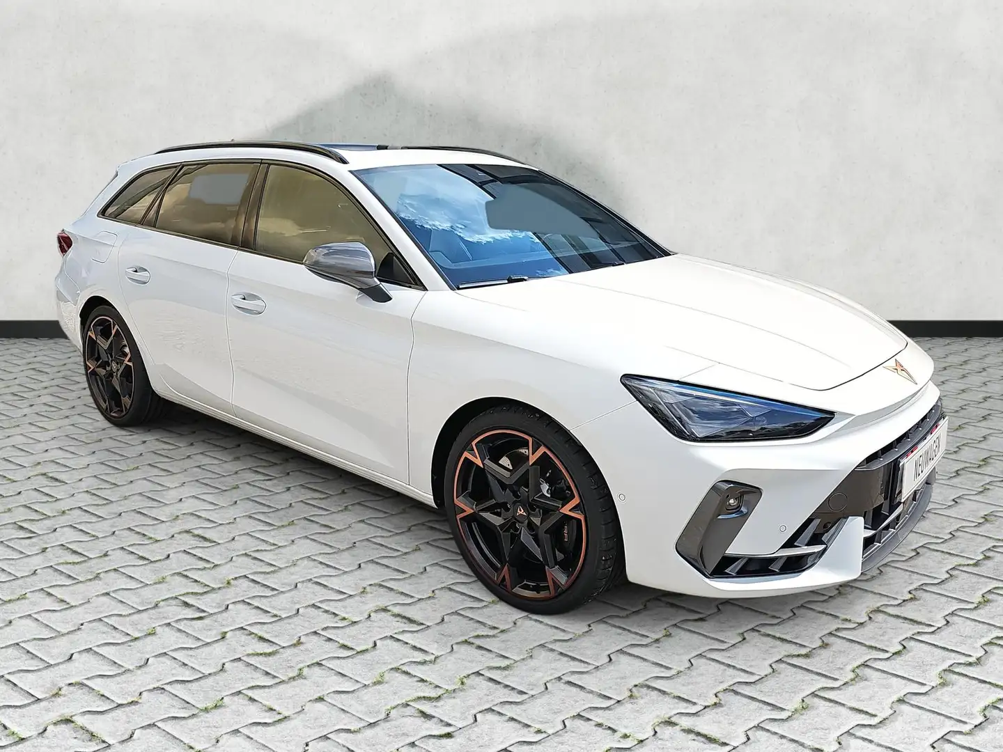 CUPRA Leon Sportstourer VZ 2.0 TSI DSG 4Drive Pano AHK Bílá - 2