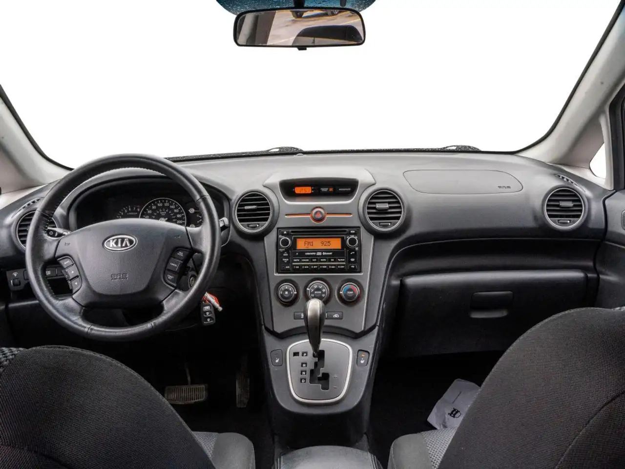 Kia Rondo снимка Kia Rondo