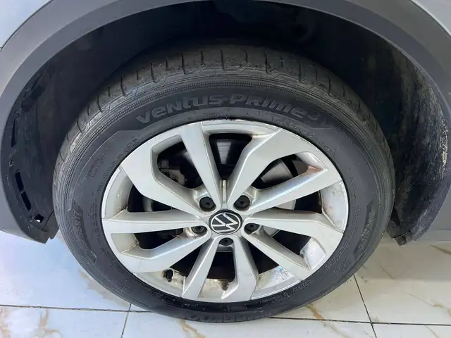 Volkswagen T-Roc view 7