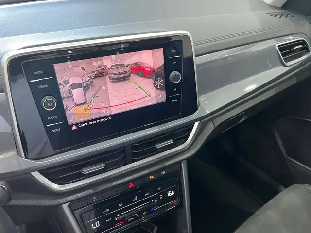 Volkswagen T-Roc view 11