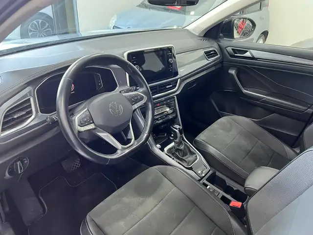 Volkswagen T-Roc view 9