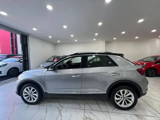 Volkswagen T-Roc view 3