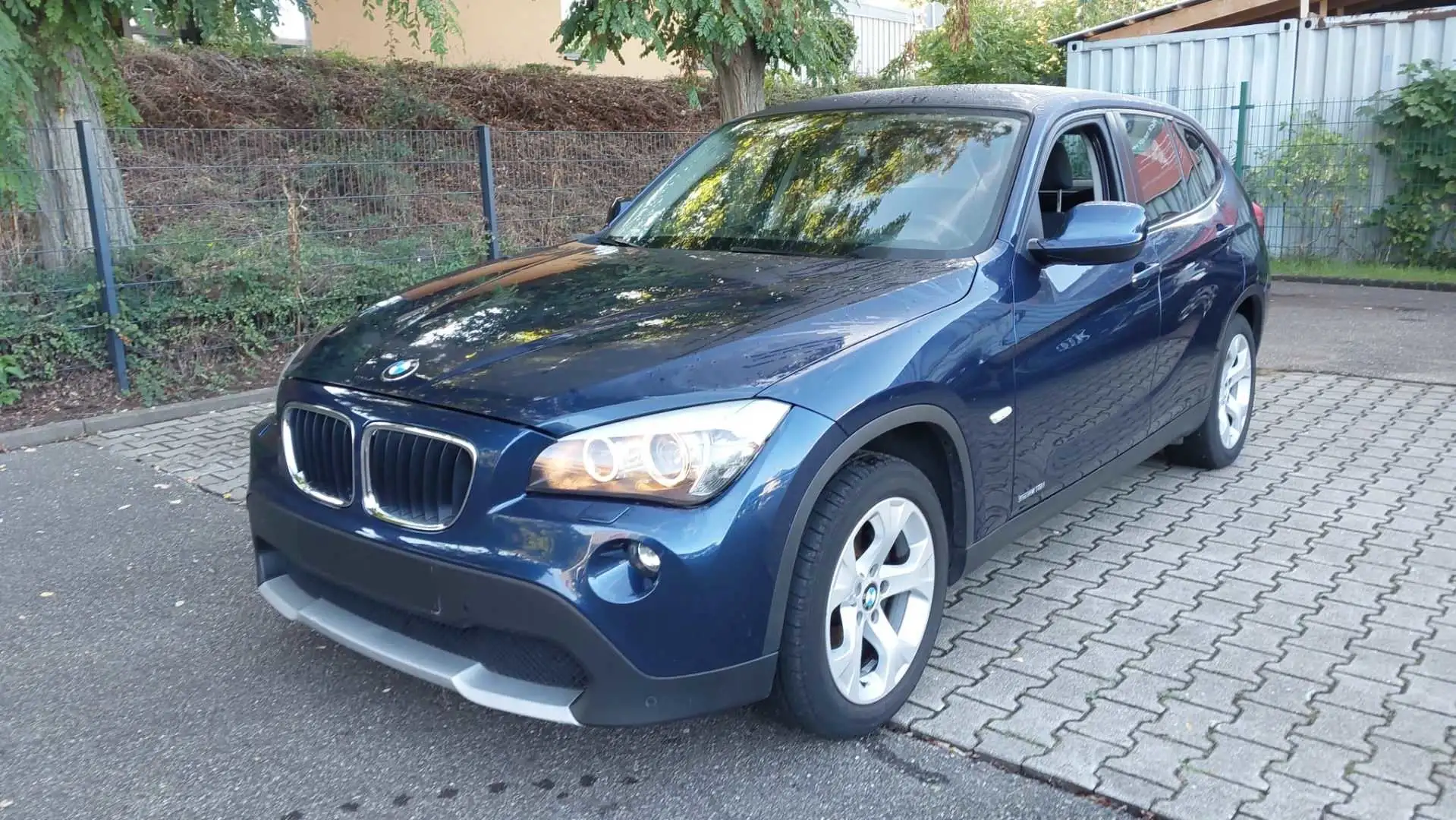 BMW X1 18 i sDrive AHK 1. Hand Blau - 1