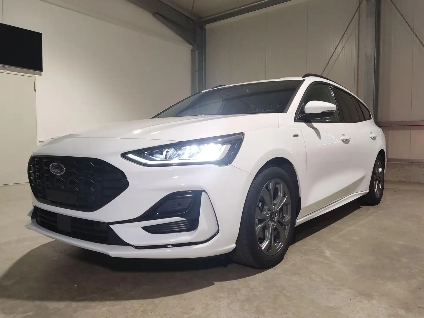 Ford Focus Turnier ST-Line X 1.0 EcoBoost 155 PS Automatik... Weiß - 1