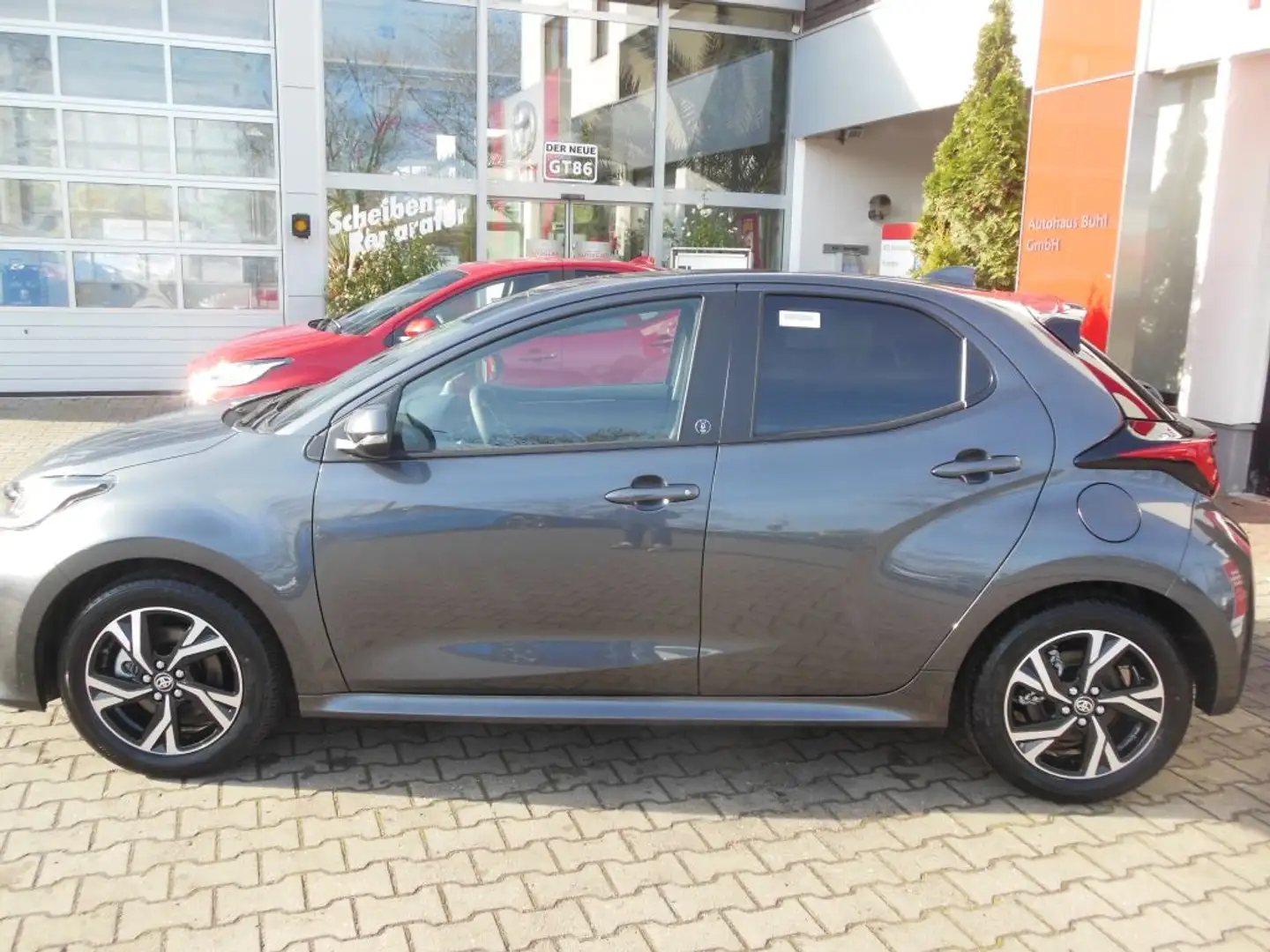 Toyota Yaris Hybrid 116 1.5 VVT-i Teamplayer*m. Safety+Comfort Grau - 2