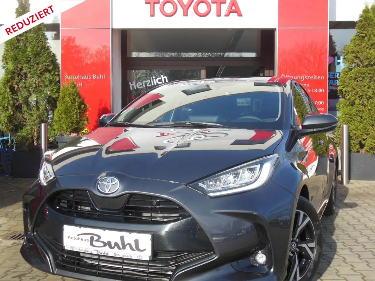 Toyota Yaris Hybrid 116 1.5 VVT-i Teamplayer*m. Safety+Comfort Grau - 1