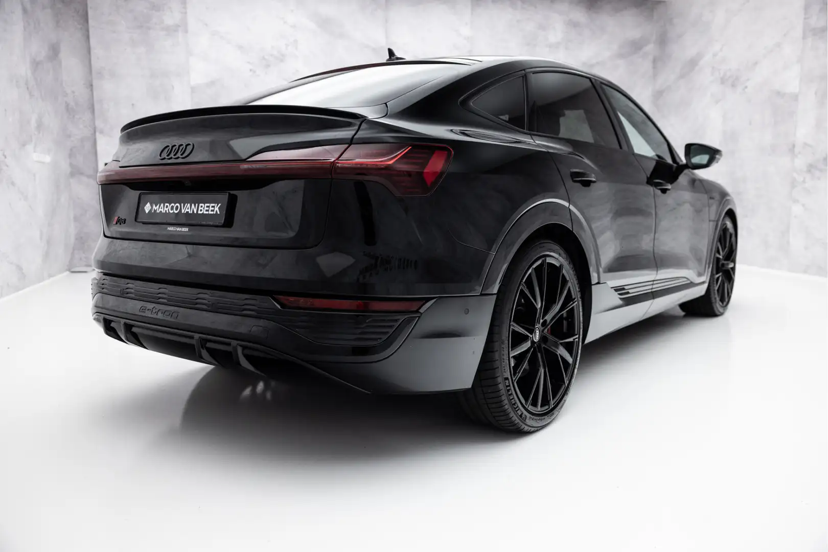 Audi Q8 e-tron Sportback 50 quattro S Edition 95 kWh | Pano | 22" Zwart - 2
