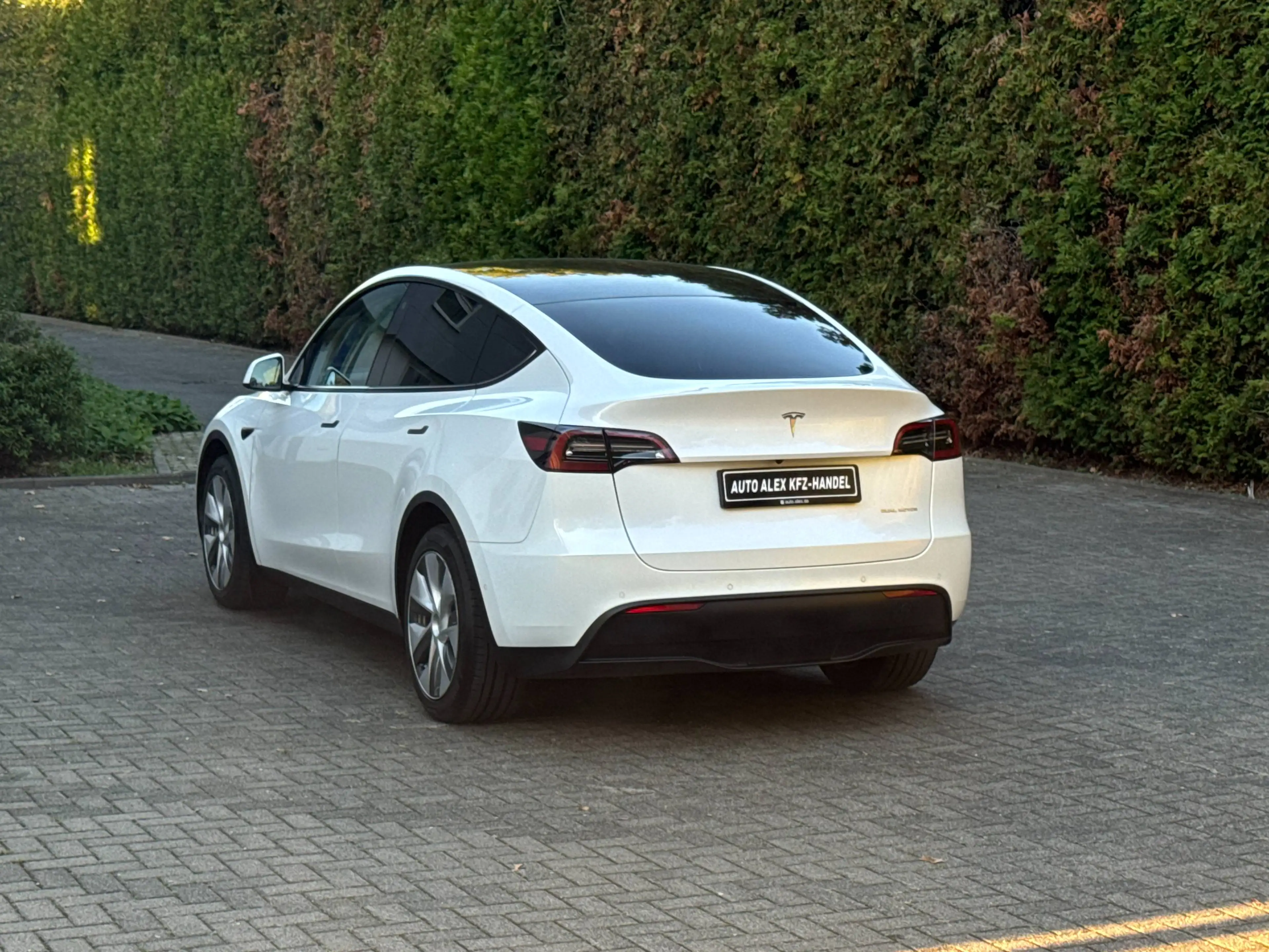 Tesla Model Y Long Range Dual AWD — photo 2