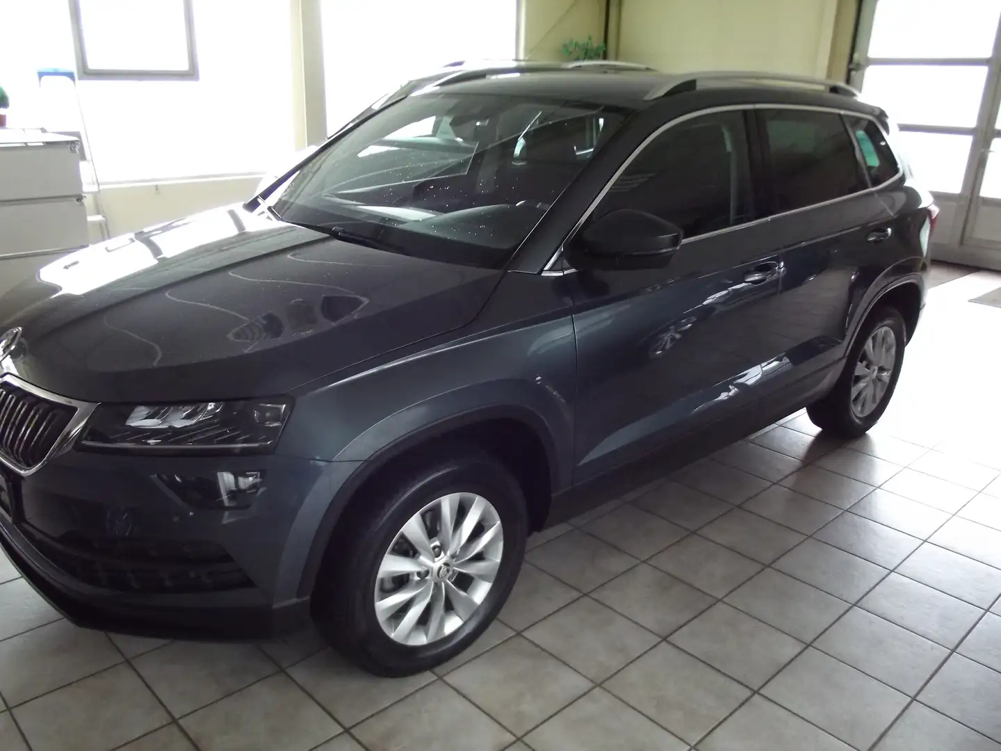Skoda Karoq 1.0 TSI CLIMATRONIC/NAVI/AHK/PDC/SITZHEIZUNG Grau - 2