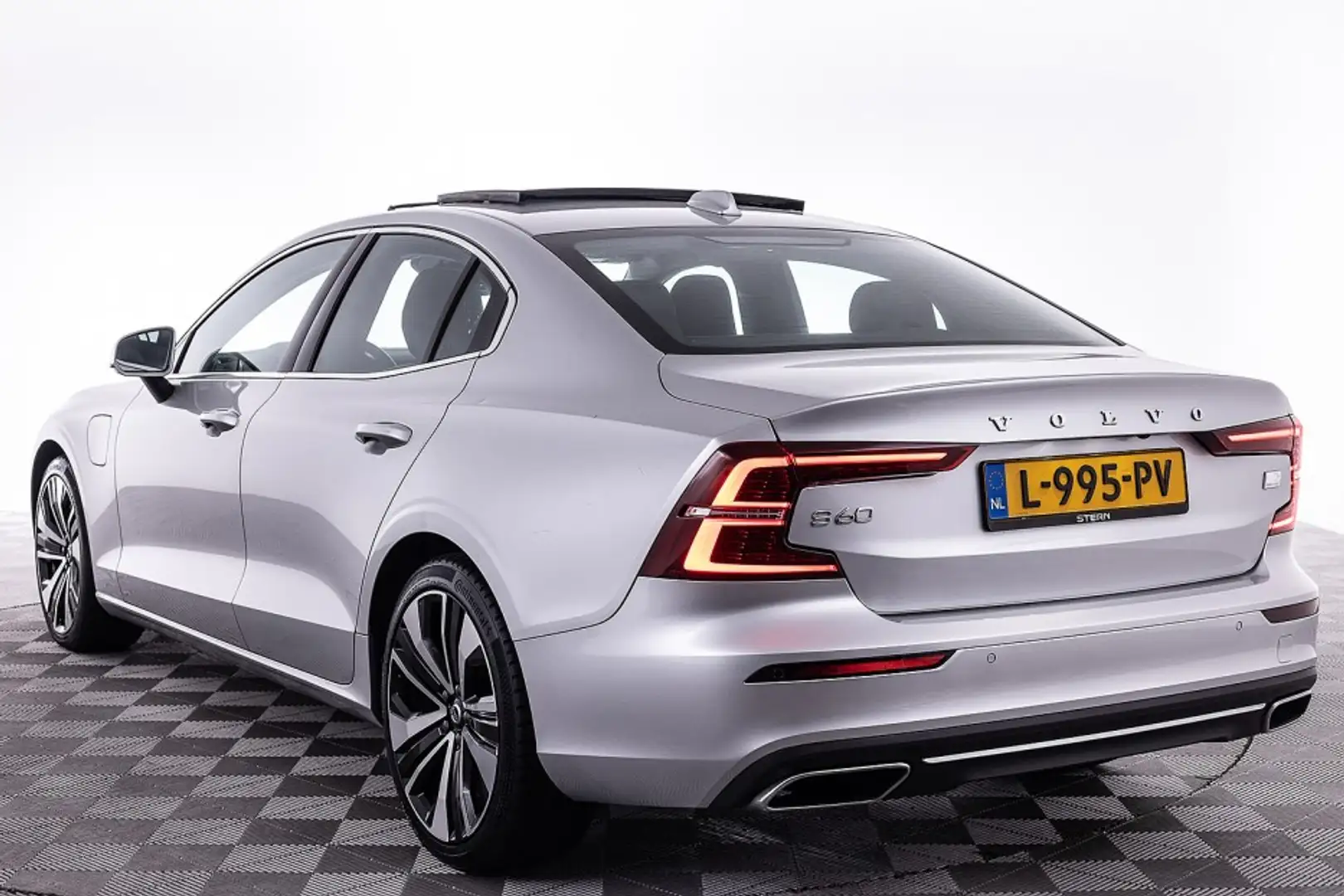 Volvo S60 2.0 Recharge T6 AWD Inscription Automaat | PANORAM Grijs - 2