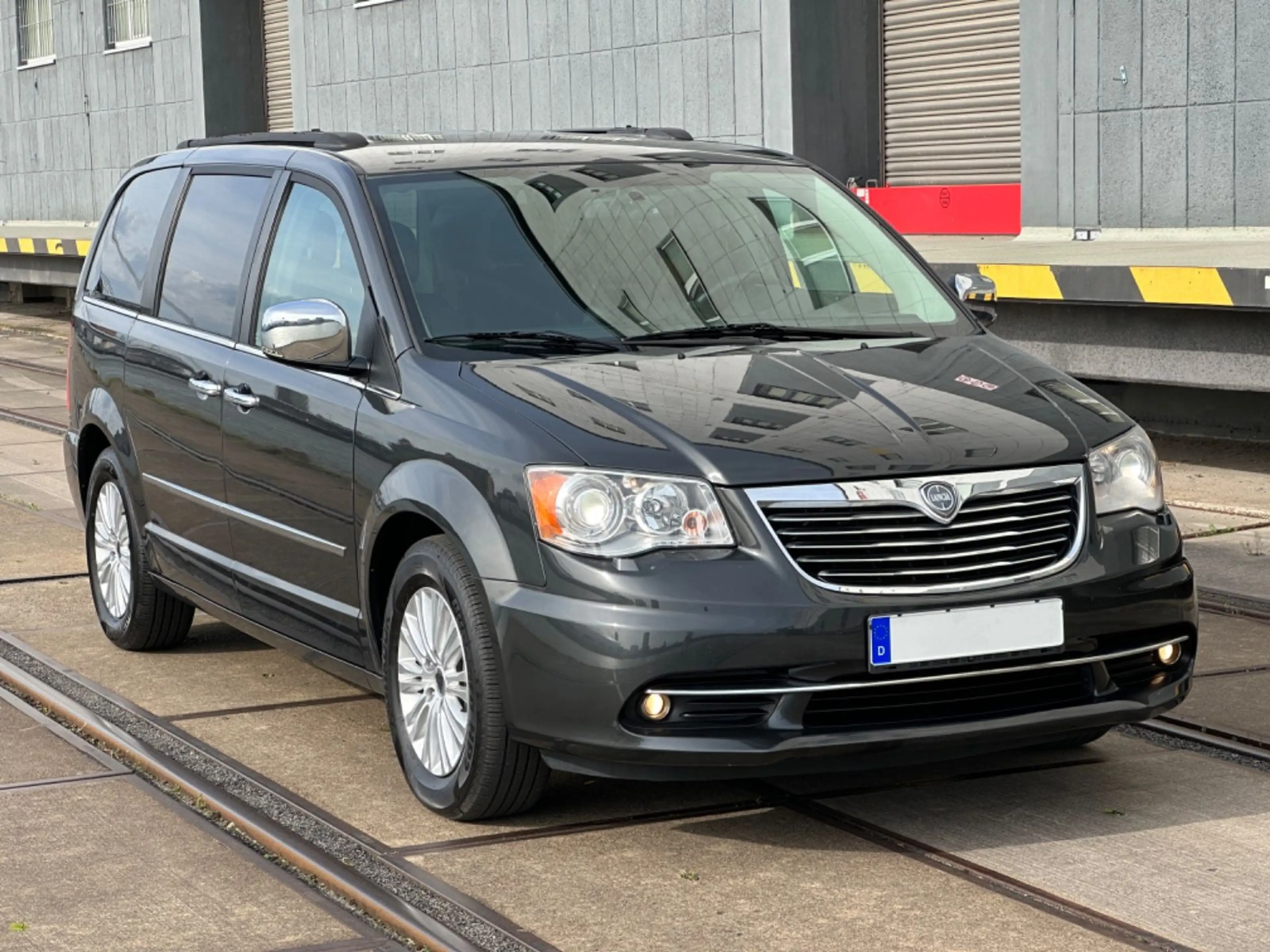 Lancia Voyager 2.8 MultiJet 16v Gold Automatik — photo 3