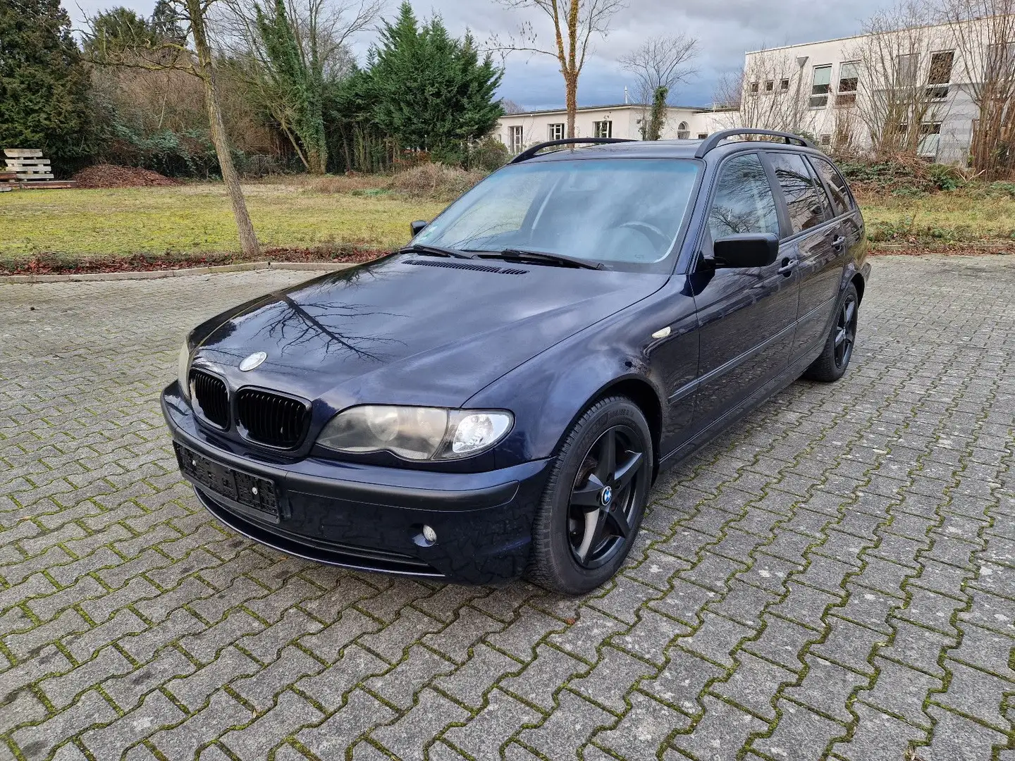BMW 320 i touring Edition Sport a.AHK Navi Leder SD Schwarz - 1