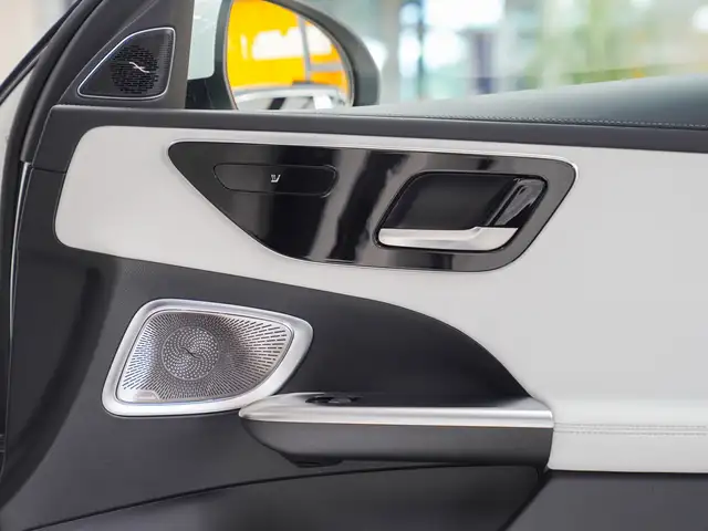 Mercedes-Benz C-Class view 9