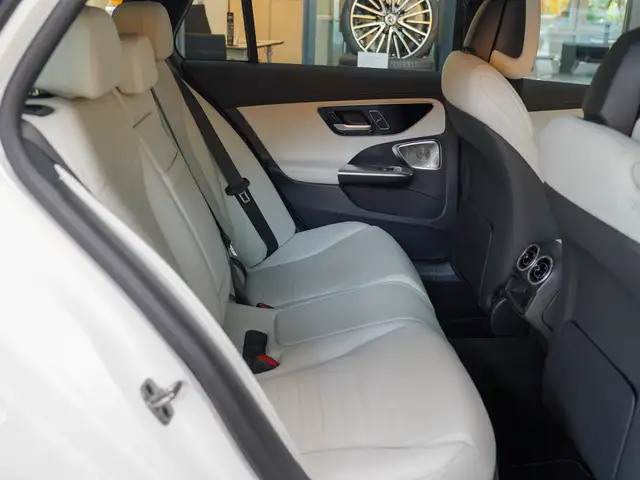 Mercedes-Benz C-Class view 11