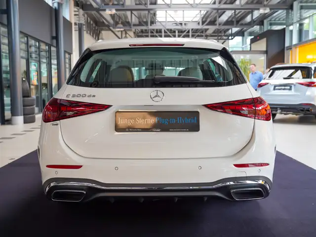Mercedes-Benz C-Class view 4
